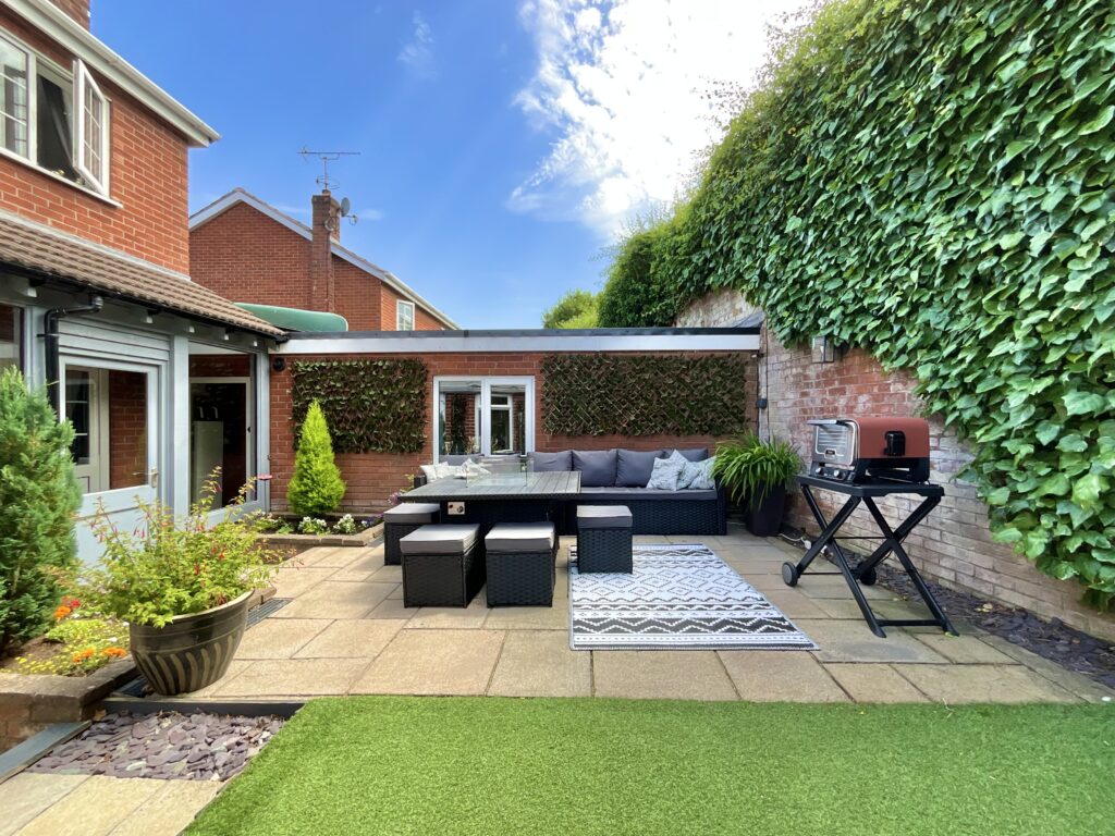 Glen Drive, Alton, ST10
