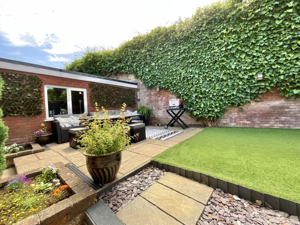Glen Drive, Alton, ST10
