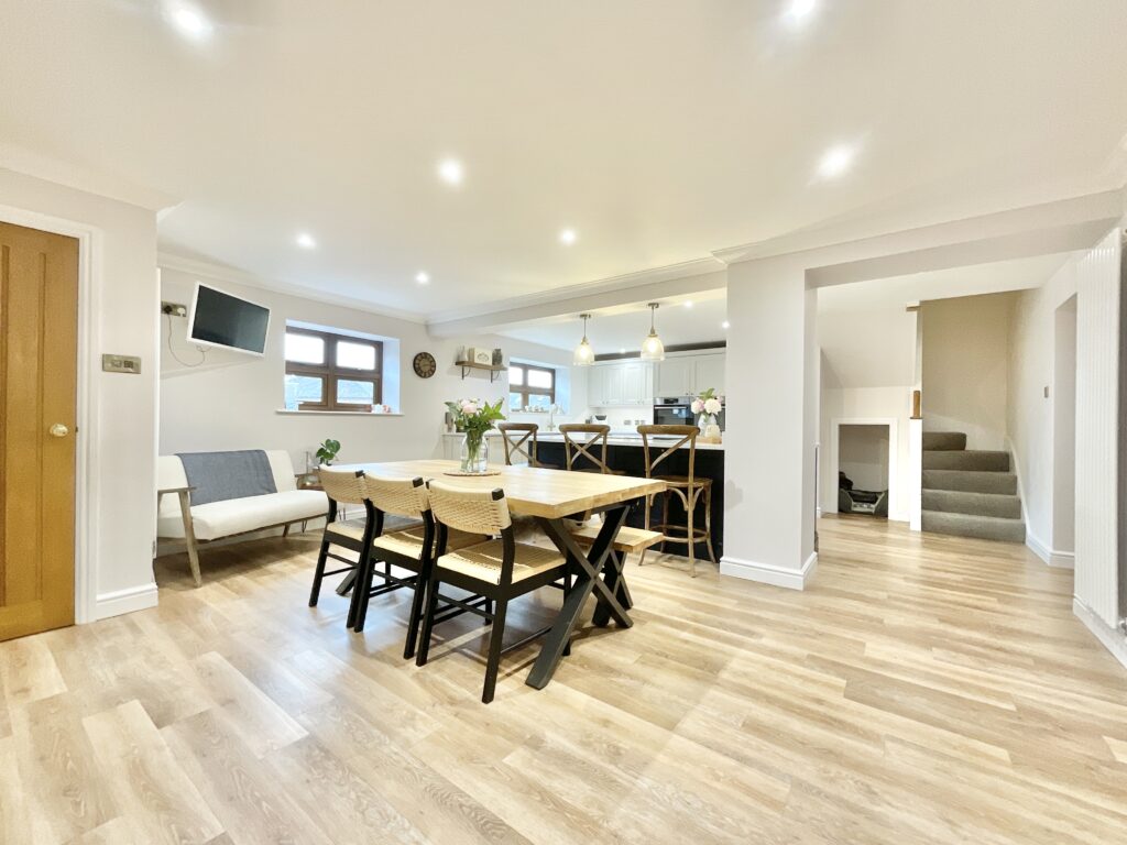 Lakesedge, Stone, ST15