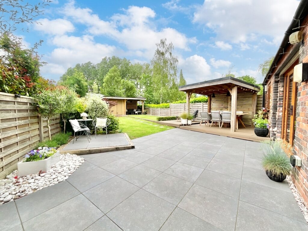 Lakesedge, Stone, ST15