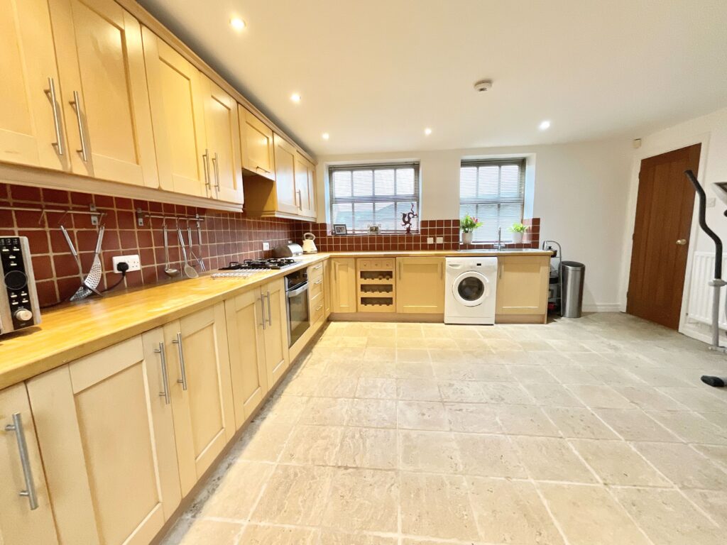 Lakesedge, Stone, ST15